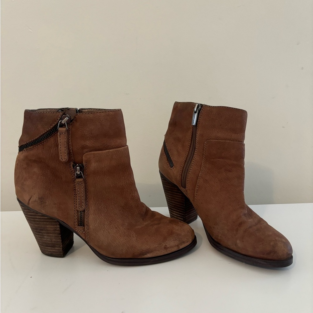 Vince Camuto Hinnegan Bootie brown camel leather boot block heels size 8